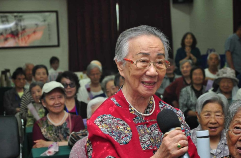 九游娱乐文化：百部青少年教育公益微电影《星光好少年》剧组父亲节走进三乐康复老年公寓献爱心(图5)