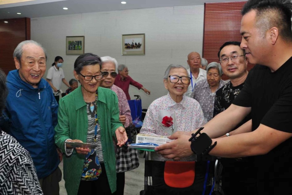 九游娱乐文化：百部青少年教育公益微电影《星光好少年》剧组父亲节走进三乐康复老年公寓献爱心(图6)