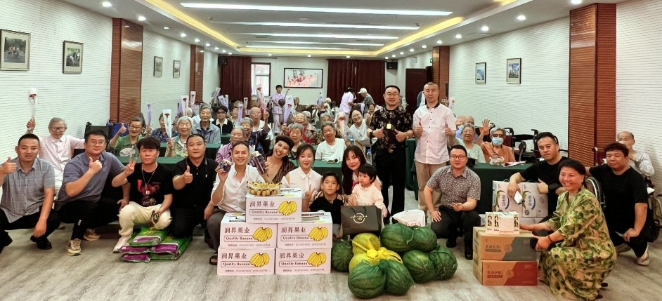 九游娱乐文化：百部青少年教育公益微电影《星光好少年》剧组父亲节走进三乐康复老年公寓献爱心(图8)