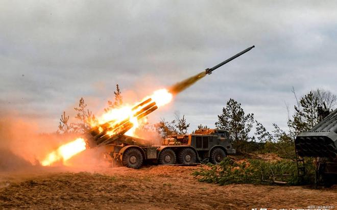 俄军猛攻红军城炮弹倾泻3000发FAB巨弹齐发震撼战场