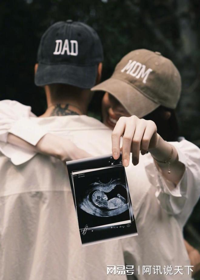 九游娱乐文化：陈伟霆何穗官宣当爸妈！4大超模都已名花有主三位嫁给了港男(图2)