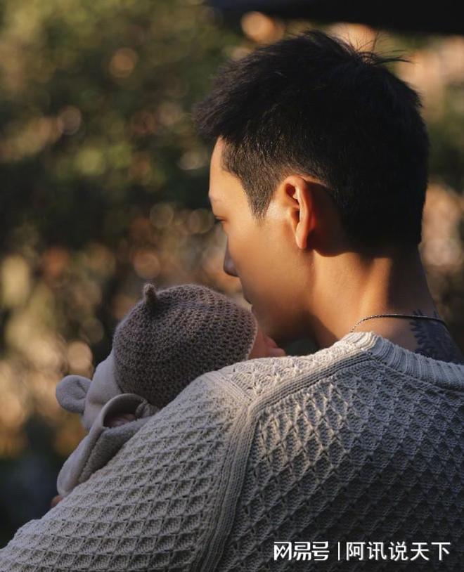 九游娱乐文化：陈伟霆何穗官宣当爸妈！4大超模都已名花有主三位嫁给了港男(图4)