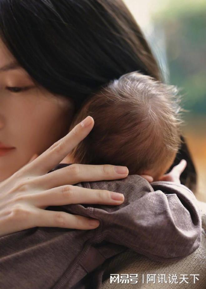 九游娱乐文化：陈伟霆何穗官宣当爸妈！4大超模都已名花有主三位嫁给了港男(图5)