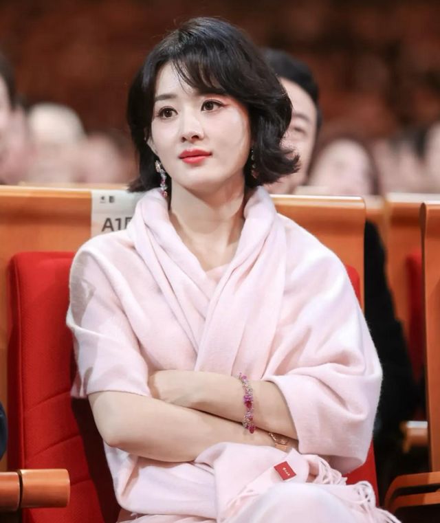 九游娱乐：37岁的赵丽颖一反常态！“消失”5个月后胖了一圈面相变了很多(图4)