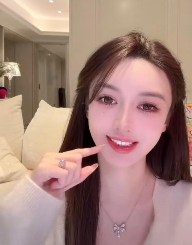 看破不说破!与黄晓明分手后叶珂无名指再戴钻戒小心思暴露了