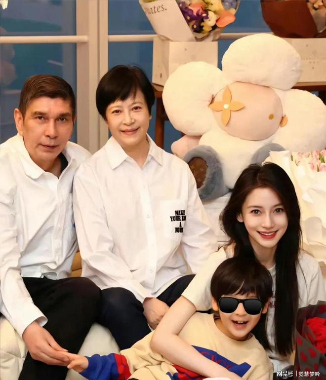 离婚4年再无交集互动黄晓明没想到前妻杨颖一个举动好感倍增(图9)