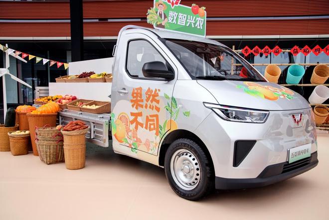 九游娱乐：重磅！荣光EV亮相五菱红标全面新能源时代开启(图4)