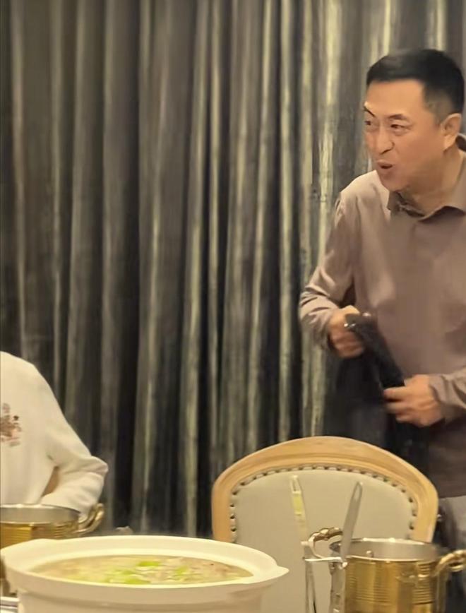 张嘉译深圳聚餐71岁林威烟不离手翁虹丰腴吸睛午马遗孀现身(图6)