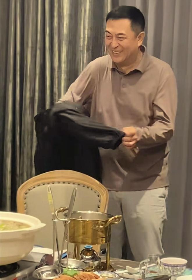 张嘉译深圳聚餐71岁林威烟不离手翁虹丰腴吸睛午马遗孀现身(图7)