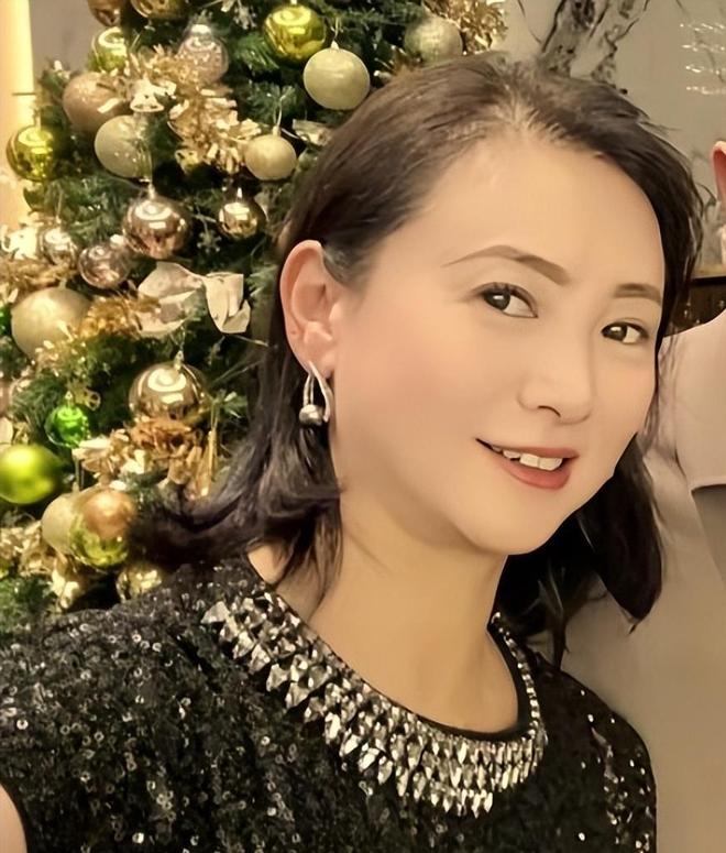 张嘉译深圳聚餐71岁林威烟不离手翁虹丰腴吸睛午马遗孀现身(图10)