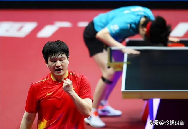 九游娱乐：雷军线W黄金球拍东哥乐得合不拢嘴(图3)