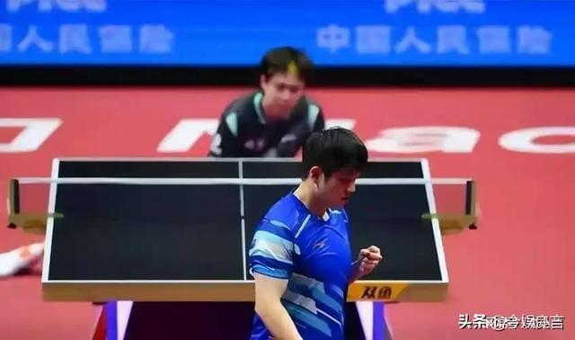 九游娱乐：雷军线W黄金球拍东哥乐得合不拢嘴(图7)