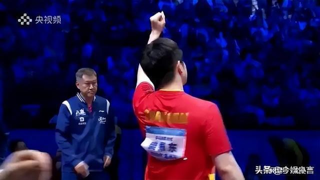 九游娱乐：雷军线W黄金球拍东哥乐得合不拢嘴(图5)