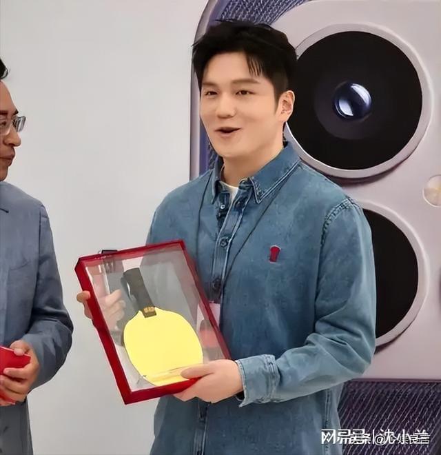 九游娱乐：雷军线W黄金球拍东哥乐得合不拢嘴(图10)