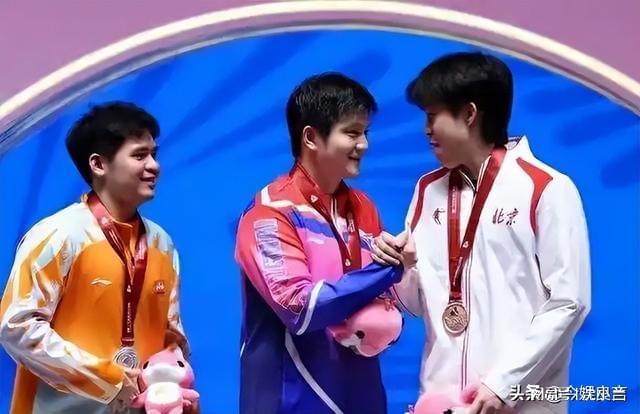 九游娱乐：雷军线W黄金球拍东哥乐得合不拢嘴(图8)