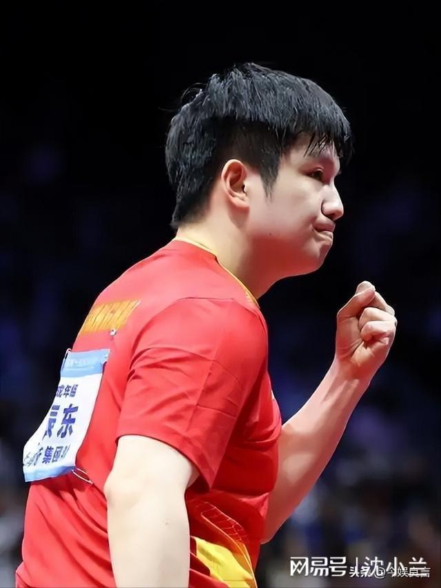 九游娱乐：雷军线W黄金球拍东哥乐得合不拢嘴(图9)