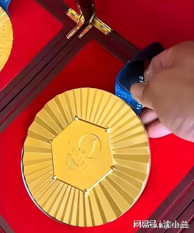 九游娱乐：雷军线W黄金球拍东哥乐得合不拢嘴(图12)