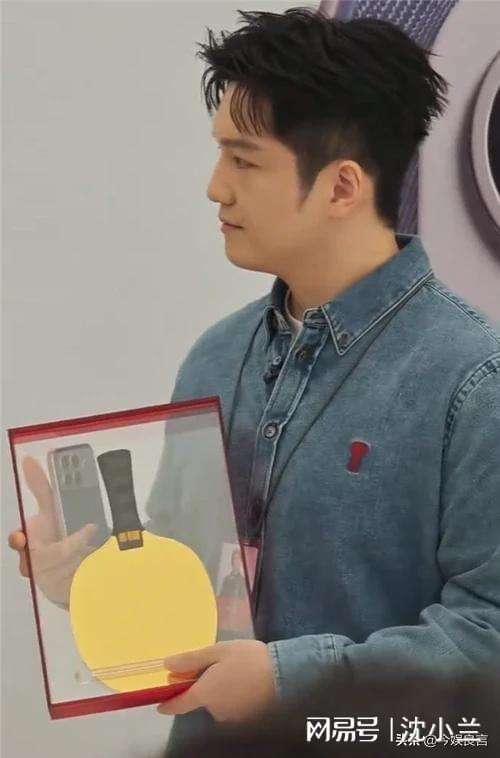 九游娱乐：雷军线W黄金球拍东哥乐得合不拢嘴(图14)