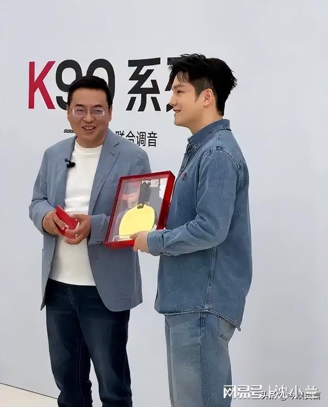 九游娱乐：雷军线W黄金球拍东哥乐得合不拢嘴(图13)