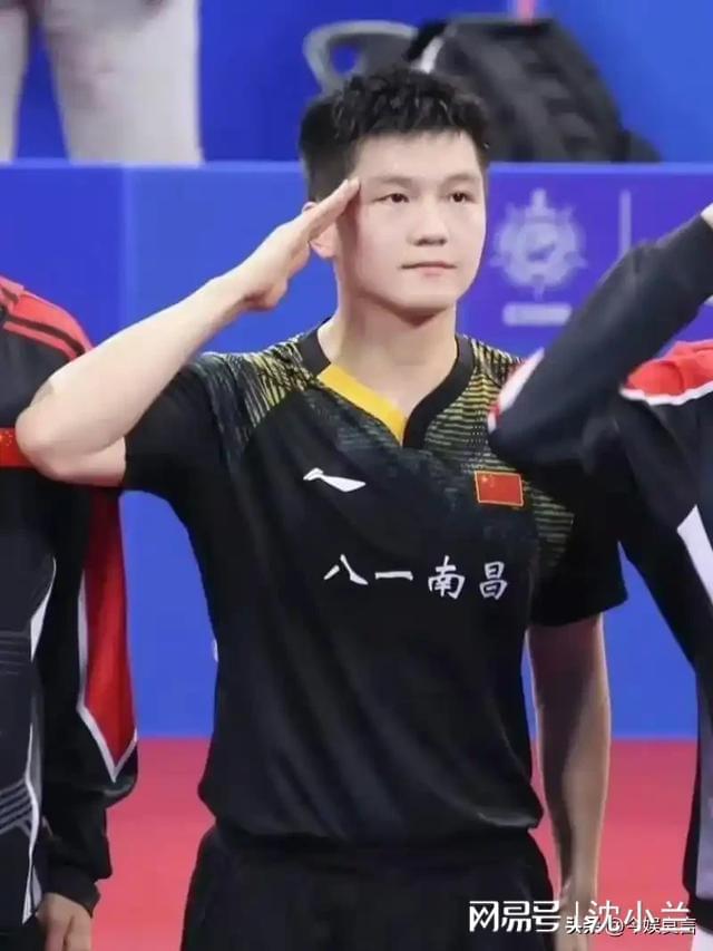 九游娱乐：雷军线W黄金球拍东哥乐得合不拢嘴(图19)