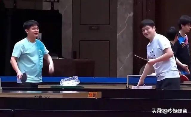 九游娱乐：雷军线W黄金球拍东哥乐得合不拢嘴(图26)