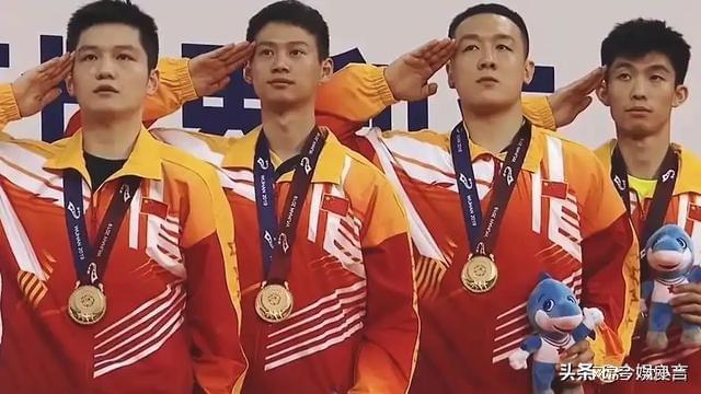 九游娱乐：雷军线W黄金球拍东哥乐得合不拢嘴(图20)