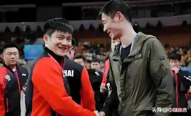 九游娱乐：雷军线W黄金球拍东哥乐得合不拢嘴(图22)