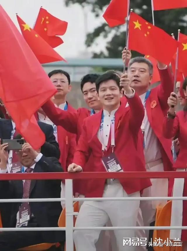 九游娱乐：雷军线W黄金球拍东哥乐得合不拢嘴(图35)