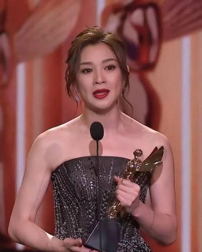 九游娱乐文化：离奇缺席台庆！司仪终上水避谈内情网民不忿错过年度“夹胸揽”(图4)