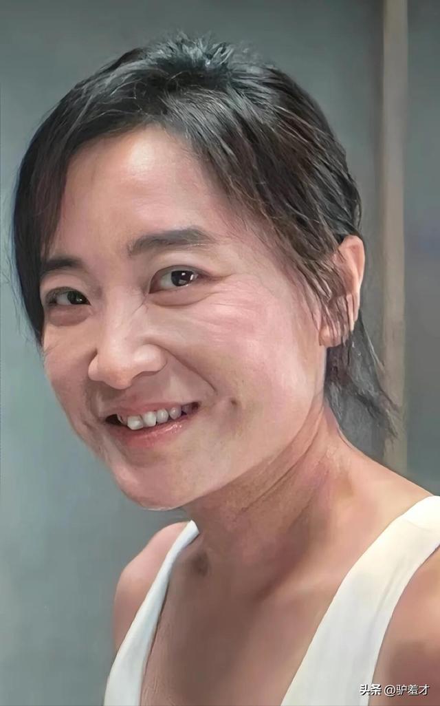 钱赚够了不装了？退出春晚、解散公司贾玲如今的下场怪不了别人(图2)