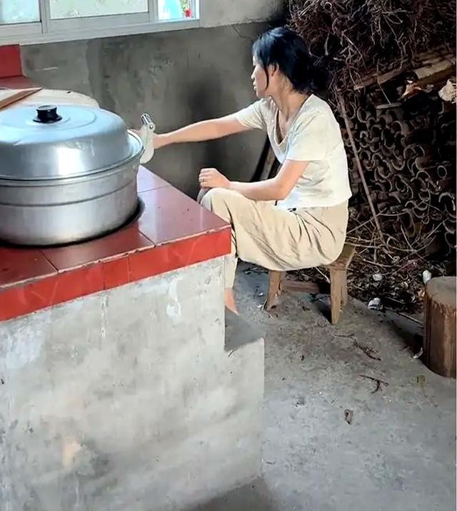 江西30岁男子去相亲女生一直烧火不说话网友：感觉没戏(图2)