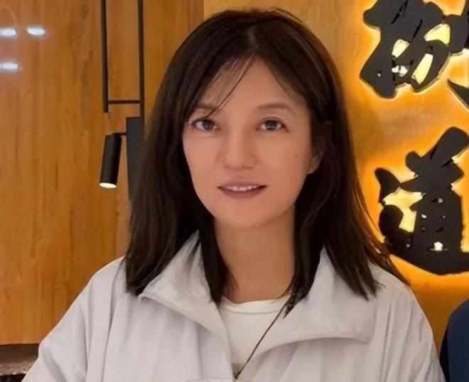 拔出萝卜带着泥!49岁赵薇现状曝光看来圈内封杀只是冰山一角