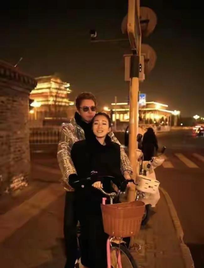 北京暴雪刷屏！59岁巩俐雪地甜恋出圈众明