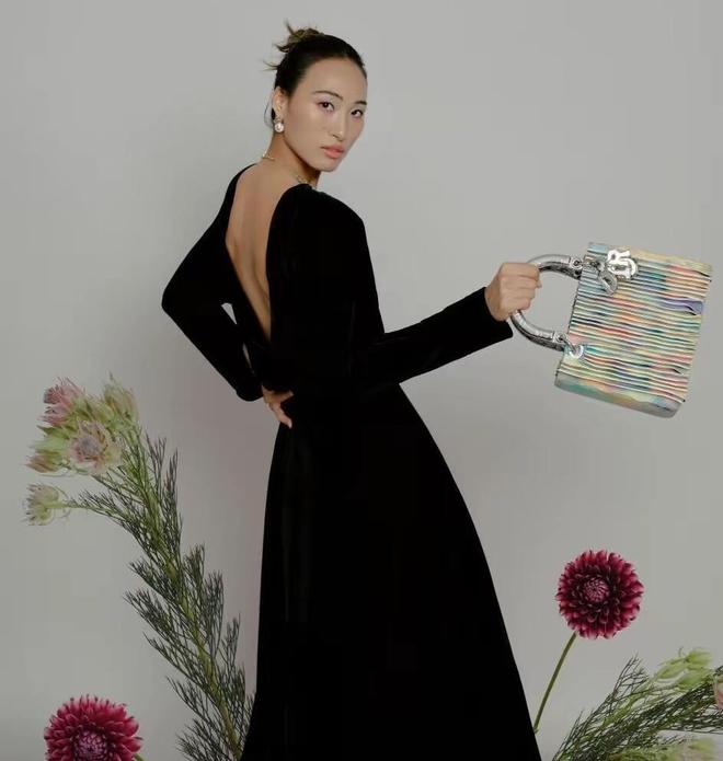 郑钦文出席迪奥重磅活动！气场碾压娱乐圈明星伤病期狂赚147亿(图2)