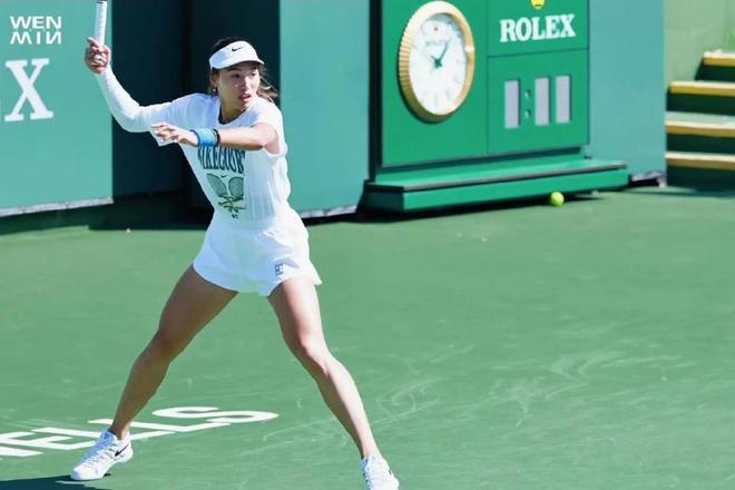 郑钦文出席迪奥重磅活动！气场碾压娱乐圈明星伤病期狂赚147亿(图3)