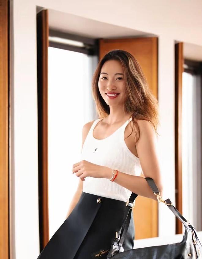 郑钦文出席迪奥重磅活动！气场碾压娱乐圈明星伤病期狂赚147亿(图6)