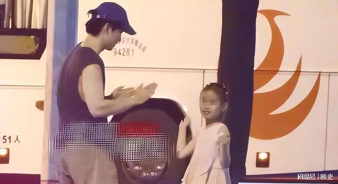 董子健也没想到从小当宝的8岁女儿竟给前妻孙怡做了“嫁衣”(图6)