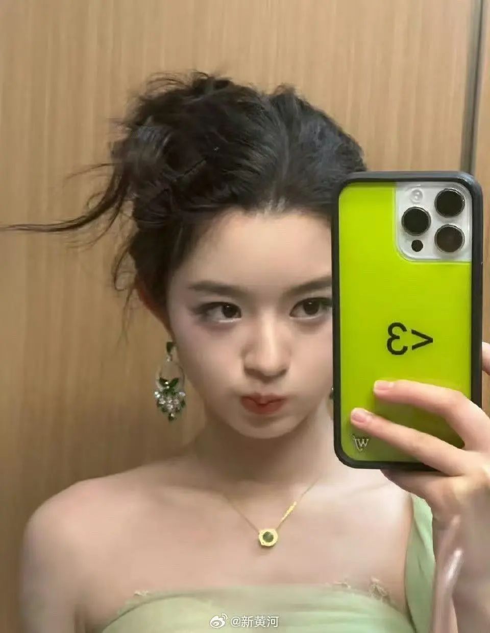 热播剧女星戴230万耳环引质疑父亲发文回应：耳环非正品积极配合调查(图3)