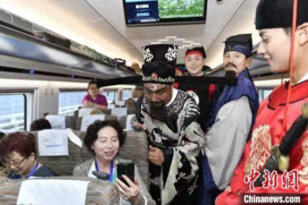 长三角首趟沉浸式影视主题旅游列车：走进“东方好莱坞”(图1)