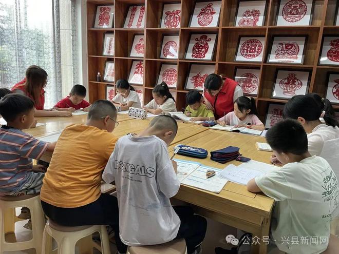 兴县暑期公益辅导活动：大手牵小手温情暖童心(图3)
