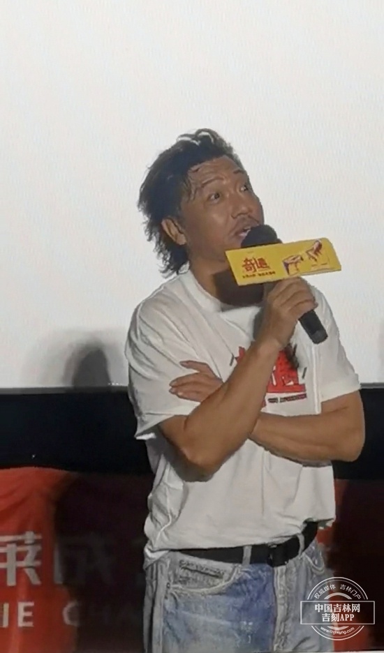 九游娱乐：贾冰现身长春分享电影《奇遇》背后故事(图2)