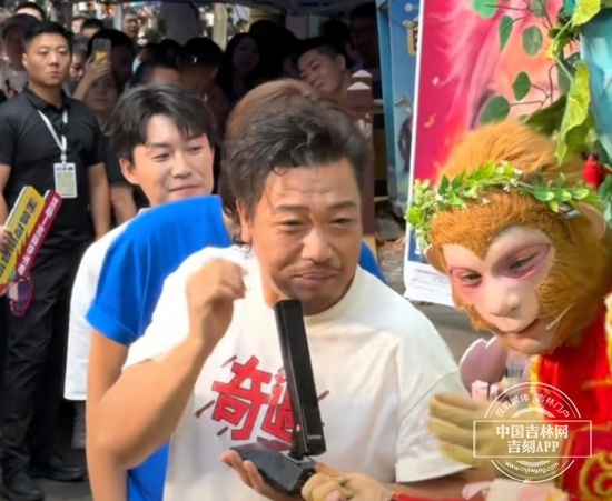 九游娱乐：贾冰现身长春分享电影《奇遇》背后故事(图3)