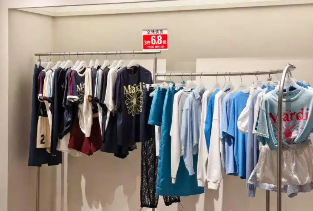 九游娱乐文化：突传消息：知名韩国品牌将退出中国？多地门店撤柜、打折清仓曾火遍全网众多明星人手一件！代理商回应(图3)