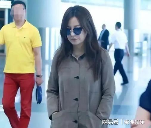 九游娱乐：封杀4年后49岁赵薇又有消息因胃癌去世传闻5个月前就真相大白(图3)