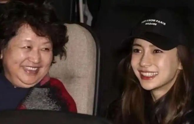 九游娱乐文化：baby带小海绵陪前婆婆送