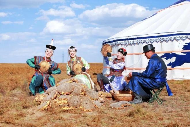 九游娱乐：《花开又一程》开播！这场“老友局”值得期待(图3)