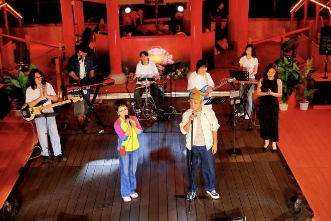 九游娱乐：《花开又一程》开播！这场“老友局”值得期待(图4)