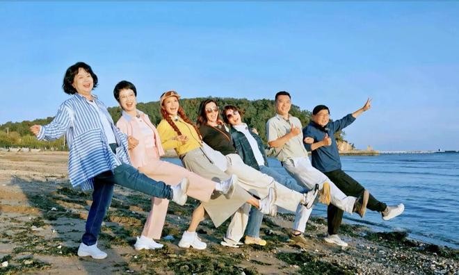 九游娱乐：《花开又一程》开播！这场“老友局”值得期待(图2)