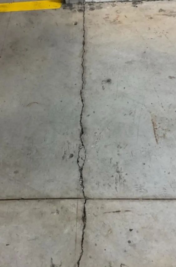 九游娱乐文化：漏水、开裂、包层易燃！悉尼公寓楼变“危房”华女亏出血：住不了也卖不掉(图5)