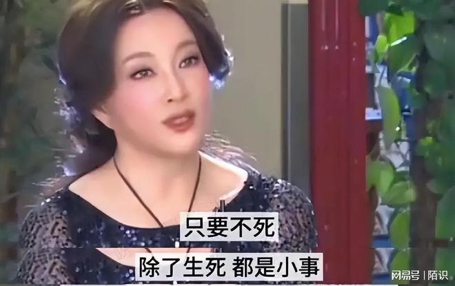 九游娱乐文化：这一次意外摔倒、分不清人的刘晓庆终要败在75岁这个年龄上了(图2)